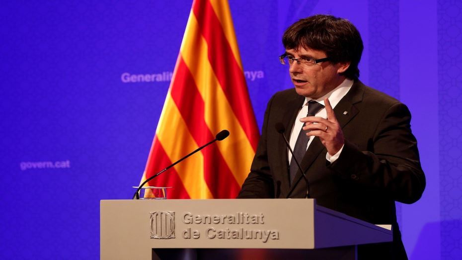 رئيس إقليم كاتالونيا يقترح تعليق إعلان الاستقلال