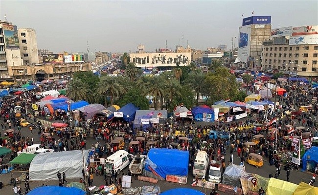 تقرير: متظاهرو التحرير يعمدون إلى رفع خيام اعتصامهم خشية استهدافها من قبل مجموعات مسلحة